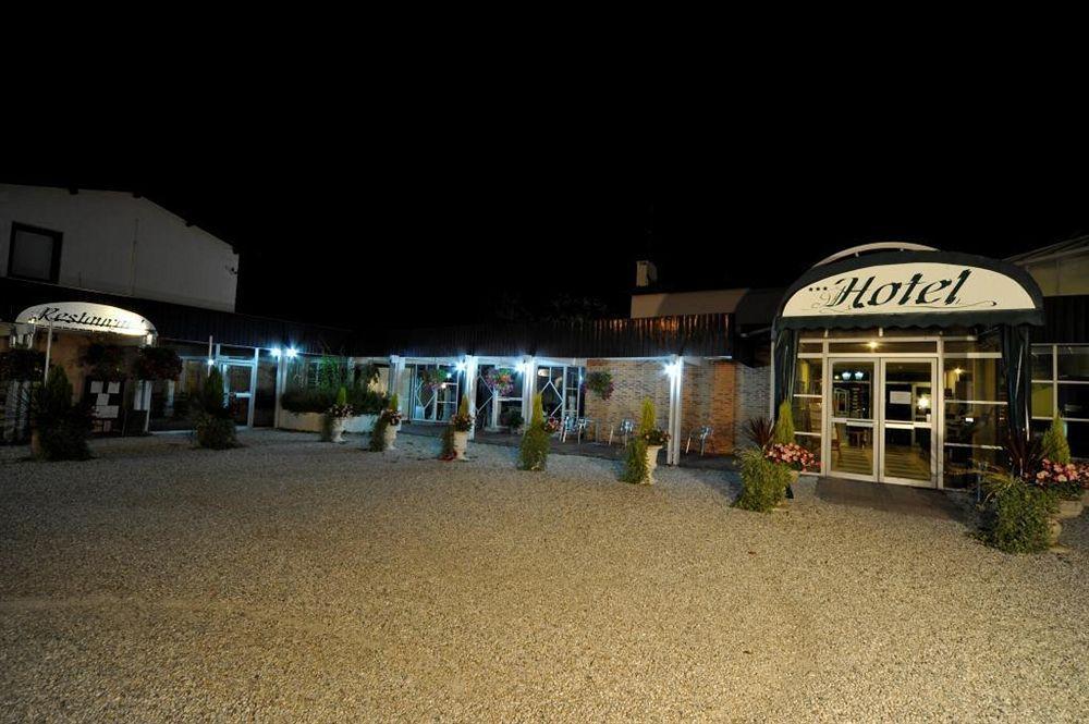 Logis Hotels - Le Pont Bernet - Hotel 2 Etoiles Et Restaurant Le Pian-Medoc Exterior photo